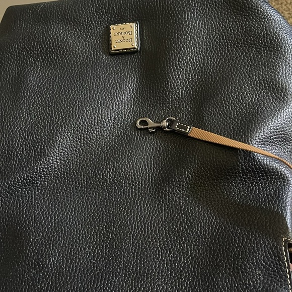 A black Dooney and Bourke ladies purse. - Picture 11 of 16